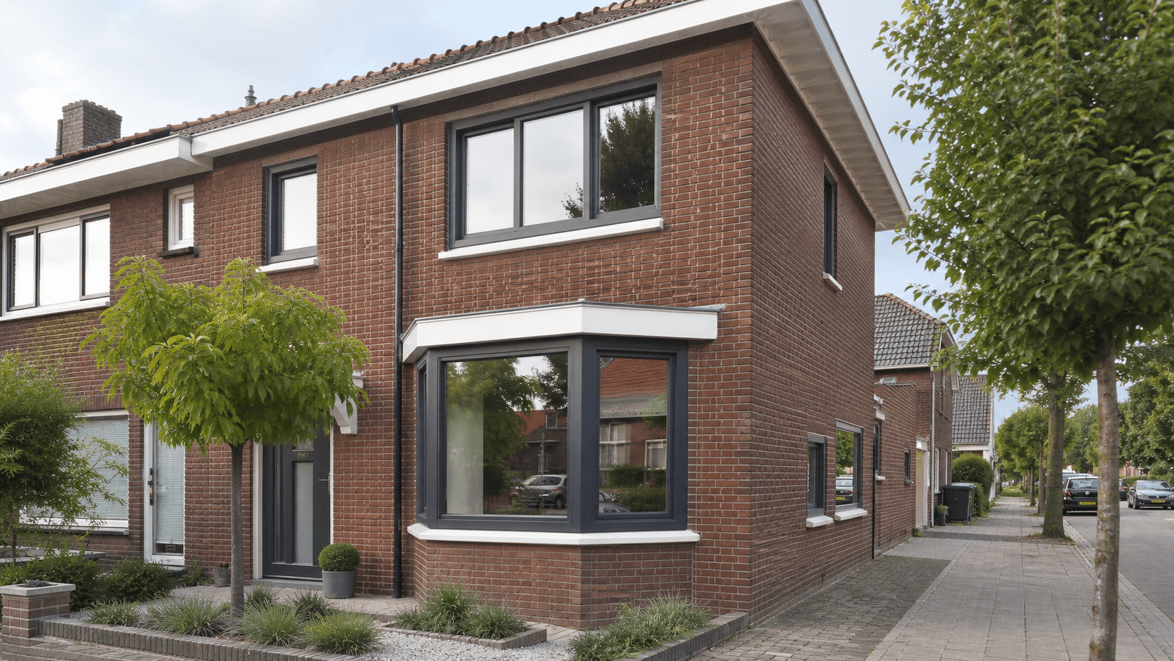 Hoekwoning in Helmond met antraciet kunststof kozijnen aan de straatzijde