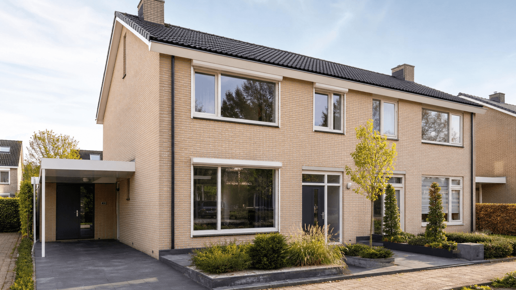Twee-onder-een-kap woning in Den Bosch met witte kunststof kozijnen